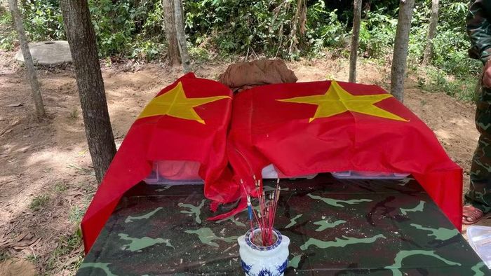 Hai hài cốt liệt sĩ được tìm thấy tại thôn Dương Đàn, xã Phú Ninh. (Ảnh: QUANG CƯỜNG)