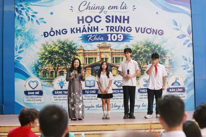 Hiệu trưởng Nguyễn Thị Thu Hà cùng các học sinh của nhà trường, cựu học sinh chia sẻ những câu chuyện truyền cảm hứng về học tập, đời sống học sinh.