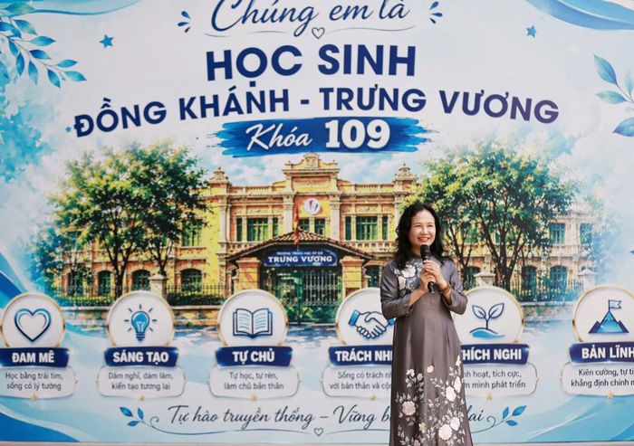 Nhà giáo Ưu tú Nguyễn Thị Thu Hà, Hiệu trưởng Trường trung học cơ sở Trưng Vương chào đón các em học sinh khối 6: “Từ khởi đầu hôm nay, các em sẽ tự tin khám phá những chân trời tri thức mới, có nhiều kỷ niệm đẹp, niềm vui và trải nghiệm ý nghĩa trong suốt những năm tháng học tập tại mái trường thân yêu này".
