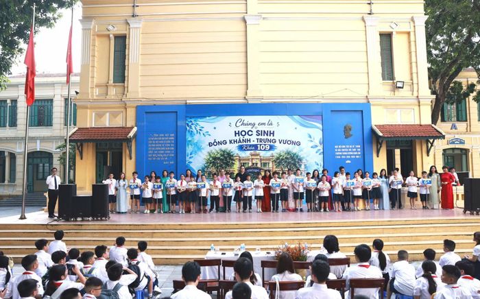 Trong buổi gặp gỡ đầu tiên, các em nhận lớp, gặp gỡ thầy cô, làm quen với bạn bè và môi trường học tập mới, đồng thời được hướng dẫn những thông tin cần thiết để sẵn sàng cho năm học.