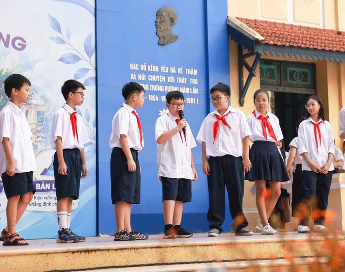 Các học sinh cùng tham gia phần giao lưu.