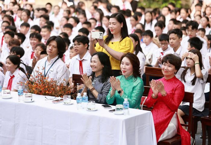 Cùng với các thầy cô giáo và học sinh lớp lớn hơn của Trường, tham dự buổi gặp còn có đại diện phụ huynh, cựu học sinh.