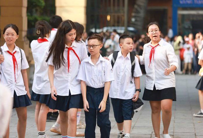  Ngày 12/8, Trường trung học cơ sở Trưng Vương, phường Cửa Nam tổ chức buổi chào đón học sinh lớp 6 năm học 2026- 2027﻿. Các em học sinh lớp 6 được những học sinh lớp lớn hơn thân thiện chào đón từ cổng trường. 