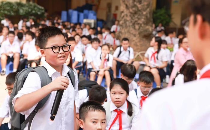 Những học sinh mới rất tự tin, hào hứng trong buổi gặp thầy cô, bạn bè ở ngôi trường mới.