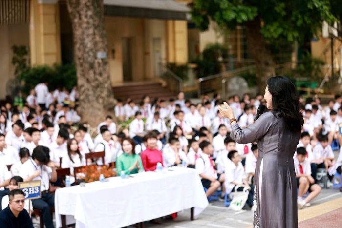 Trong buổi gặp gỡ đầu tiên, học sinh sẽ được hướng dẫn nhận lớp, gặp gỡ thầy cô, làm quen với bạn bè và môi trường học tập mới. Đại diện của nhà trường cũng cung cấp những thông tin cần thiết, nội quy nhà trường để các em sẵn sàng cho năm học mới.