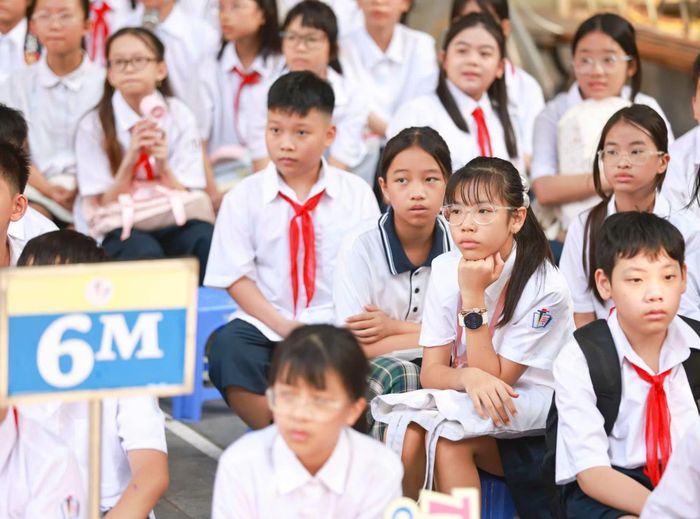 Các em là tân học sinh của khóa 109 Trường trung học cơ sở Trưng Vương, tiền thân là Trường Đồng Khánh - ngôi trường có bề dày lịch sử của Thủ đô Hà Nội.