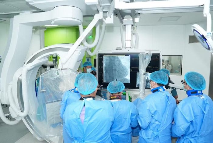 Ê-kíp thực hiện kỹ thuật thay van động mạch chủ qua đường ống thông (TAVI) thành công cho người bệnh 80 tuổi.