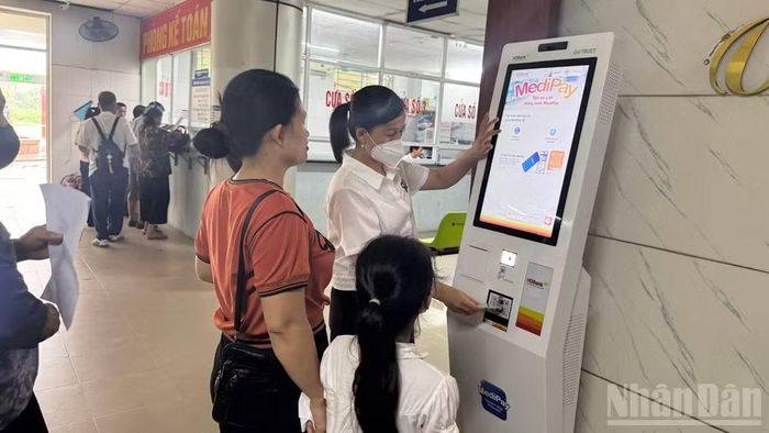 Người dân đăng ký khám chữa bệnh tại cơ sở y tế. (Ảnh Minh Châu)