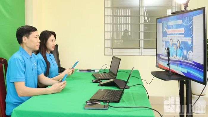 Một phiên livestream truyền thông chính sách về bảo hiểm xã hội, bảo hiểm y tế được thực hiện tại Bảo hiểm xã hội tỉnh Bắc Ninh. (Ảnh Minh Châu)