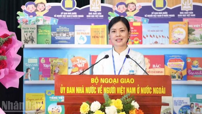 Chị Nguyễn Thị Liên, kiều bào tại Malaysia, đại diện cho các học viên tham gia Khóa tập huấn phát biểu tại Lễ khai giảng. (Ảnh: KHÁNH LAN)