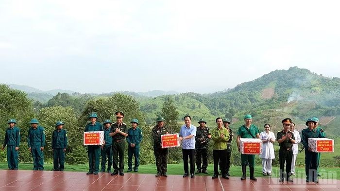 Khen thưởng các tập thể và cá nhân có thành tích xuất sắc trong công tác thực hành diễn tập tác chiến trong khu vực phòng thủ.