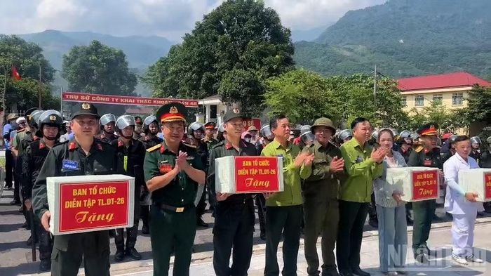 Khen thưởng các tập thể và cá nhân có thành tích xuất sắc trong công tác thực hành diễn tập tác chiến trong khu vực phòng thủ.