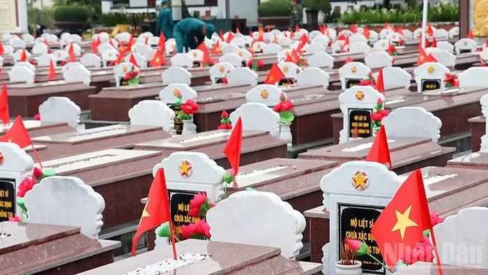 Nghĩa trang liệt sĩ thị xã Điện Bàn (cũ) là nghĩa trang liệt sĩ có số lượng mộ liệt sĩ chưa xác định thông tin nhiều bậc nhất trên địa bàn thành phố Đà Nẵng với 1.702 mộ liệt sĩ chưa xác định thông tin.