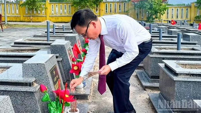 Bí thư Đảng ủy phường Điện Bàn Bắc Nguyễn Mạnh Hùng dâng hương, dâng hoa tại Nghĩa trang liệt sĩ xã Điện Tiến (cũ).
