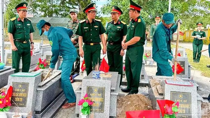 Thiếu tướng Lương Đình Chung, Chính ủy Quân khu 5 thăm, động viên lực lượng lấy mẫu hài cốt liệt sĩ tại Nghĩa trang liệt sĩ xã Điện Tiến (cũ), phường Điện Bàn Bắc.