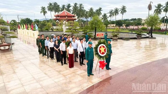 Phường Điện Bàn Bắc dâng hương, dâng hoa tại Nghĩa trang liệt sĩ thị xã Điện Bàn (cũ).