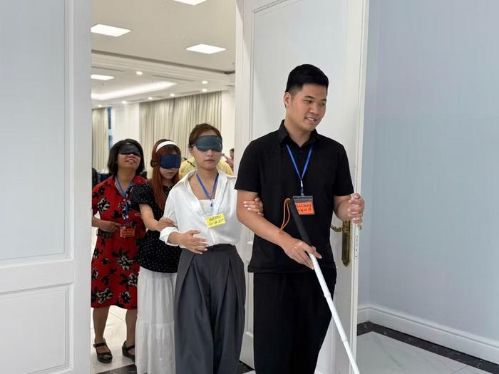 Các bạn sinh viên trải nghiệm thực tế trở thành người khiếm thị. (Ảnh: HÀ NHUNG)