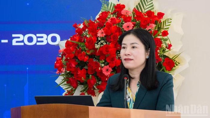 Giám đốc Sở Giáo dục và Đào tạo tỉnh Lâm Đồng Lê Thị Bích Liên phát biểu tại buổi lễ.