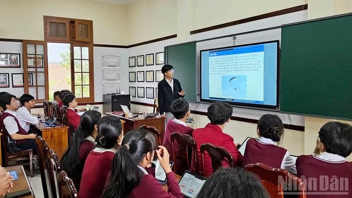 Mô hình phòng học thông minh đầu tiên tại Lâm Đồng được VNPT Lâm Đồng hỗ trợ đưa vào sử dụng tại Trường Trung học phổ thông chuyên Thăng Long-Đà Lạt năm 2024.