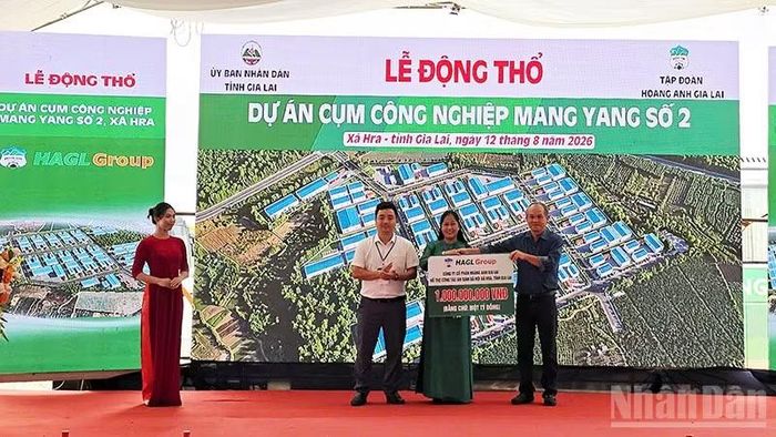 HAGL trao tặng số tiền an sinh xã hội 1 tỷ đồng cho xã Hra.
