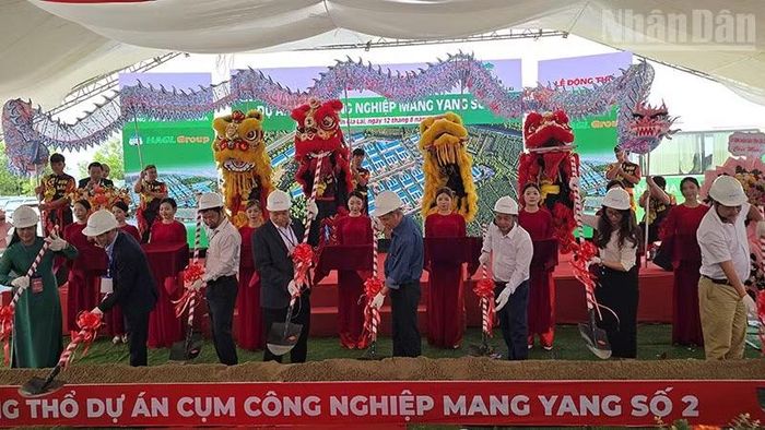 Các đại biểu thực hiện nghi thức động thổ.