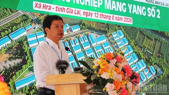 Đồng chí Nguyễn Hữu Quế phát biểu tại buổi lễ.