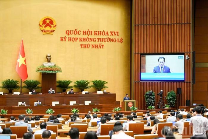 Bộ trưởng Nông nghiệp và Môi trường Trịnh Việt Hùng phát biểu giải trình, làm rõ một số vấn đề đại biểu Quốc hội nêu trong phiên thảo luận chiều 12/8. (Ảnh: DUY LINH)