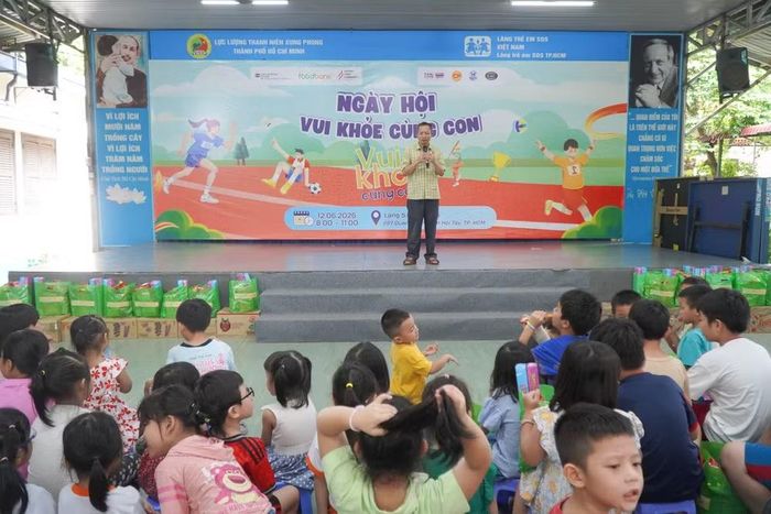 Trẻ em tham gia hoạt động vui chơi, giải trí ngoài trời tại Thảo Cầm Viên.
