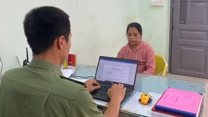 Cơ quan chức năng làm việc với bà Triệu Thị Tâm. (Ảnh: Công an cung cấp)