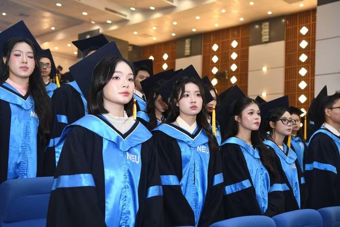 Các tân cử nhân trong ngày tốt nghiệp. (Ảnh: TUẤN ANH)