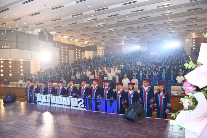 Quang cảnh buổi lễ trao bằng. (Ảnh: TUẤN ANH)