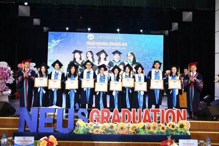 Lãnh đạo Đại học trao Giấy khen cho các Thủ khoa khóa 64. (Ảnh: TUẤN ANH)