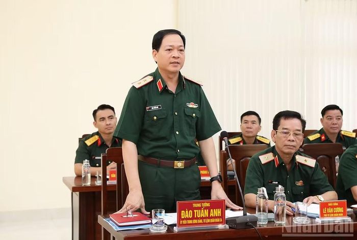 Trung tướng Đào Tuấn Anh, Ủy viên Trung ương Đảng, Tư lệnh Quân đoàn 34 phát biểu tại hội nghị. (Ảnh: QUỲNH HƯƠNG)