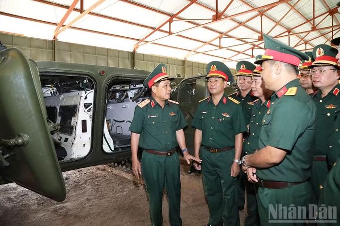 Đoàn kiểm tra công tác bảo đảm kỹ thuật xe BMP-1 tại Khu kỹ thuật, Trung đoàn 48, Sư đoàn 320, Quân đoàn 34. (Ảnh: QUỲNH HƯƠNG)