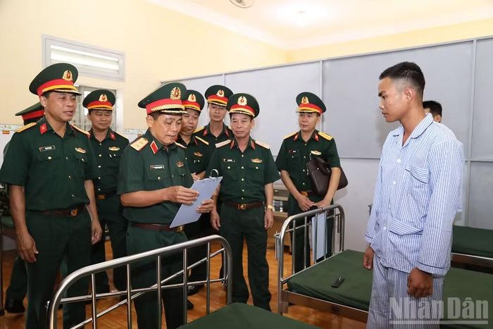 Đoàn đến thăm bộ đội đang điều trị tại Tiểu đoàn Quân y 24, Sư đoàn 320, Quân đoàn 34. (Ảnh: QUỲNH HƯƠNG)