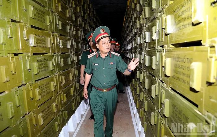 Kiểm tra công tác bảo đảm an toàn nhà kho quân khí tại Kho 789, Cục Hậu cần-Kỹ thuật, Quân đoàn 34. (Ảnh: QUỲNH HƯƠNG)