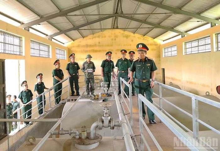 Đoàn công tác kiểm tra hệ thống bể chứa xăng dầu tại Phân kho Hậu cần Tổng hợp, Kho 789. (Ảnh: QUỲNH HƯƠNG)