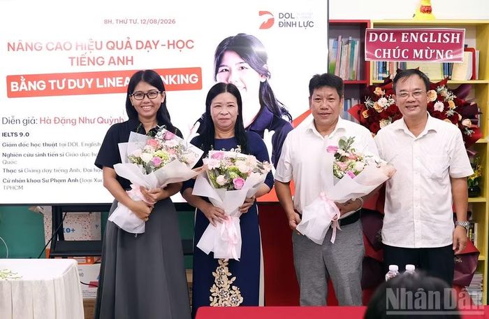 Đại diện phường Hòa Hưng tặng hoa các diễn giả tại chương trình tập huấn.