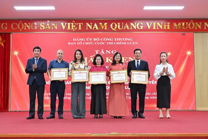 Ban Tổ chức trao giải cho các tác giả và giấy khen cho các đơn vị.