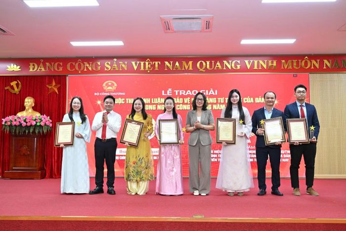Ban Tổ chức trao giải cho các tác giả và giấy khen cho các đơn vị.