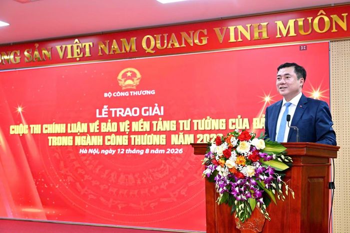 Thứ trưởng Công thương Nguyễn Sinh Nhật Tân phát biểu.