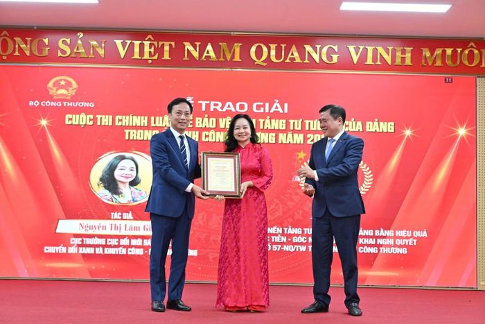 Ông Lại Xuân Lâm, Phó Trưởng Ban Thường trực Ban chỉ đạo 35 Đảng ủy Chính phủ và Thứ trưởng Công thương Nguyễn Sinh Nhật Tân trao giải Nhất cho tác giả Nguyễn Thị Lâm Giang - Cục trưởng Đổi mới sáng tạo chuyển đổi xanh và Khuyến công.