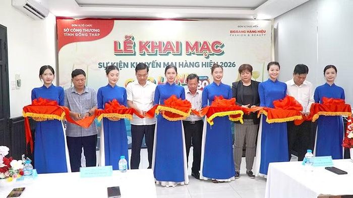 Nghi thức khai mạc sự kiện khuyến mại hàng hiệu “Cao Lãnh Mega Sale 2026”. (Ảnh: HỮU NGHĨA)