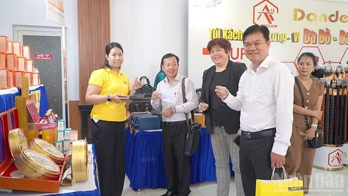 Đại biểu và khách tham quan sự kiện khuyến mại hàng hiệu “Cao Lãnh Mega Sale 2026”. (Ảnh: HỮU NGHĨA)