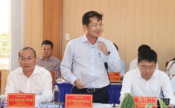 Bí thư Đảng ủy phường Sa Huỳnh Võ Thanh Hùng phát biểu tại buổi làm việc.