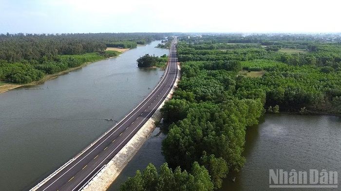 Đường ven biển Dung Quất-Sa Huỳnh mở ra không gian phát triển mới cho nhiều địa phương ven biển.