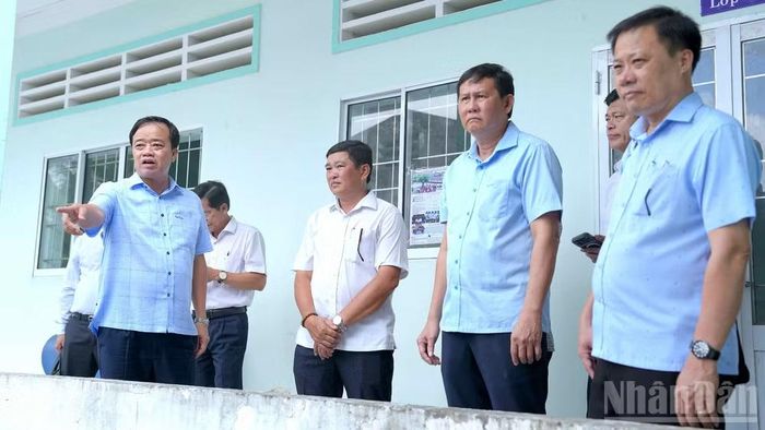 Phó Bí thư Thường trực Tỉnh ủy Cà Mau Huỳnh Quốc Việt (chỉ tay) kiểm tra tại Trường tiểu học Tân Hưng 2 (xã Tân Hưng, tỉnh Cà Mau). (Ảnh: Hữu Tùng)