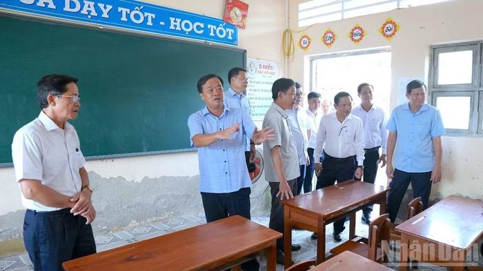Phó Bí thư Thường trực Tỉnh ủy Cà Mau Huỳnh Quốc Việt (thứ 2 từ trái qua) kiểm tra tại Trường tiểu học Phú Hưng C. (Ảnh: Hữu Tùng)