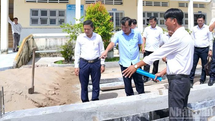 Phó Bí thư Thường trực Tỉnh ủy Cà Mau Huỳnh Quốc Việt (thứ 2 từ trái qua) kiểm tra cơ sở vật chất tại Trường tiểu học Tân Hưng 2 (xã Tân Hưng, tỉnh Cà Mau). (Ảnh: Hữu Tùng)