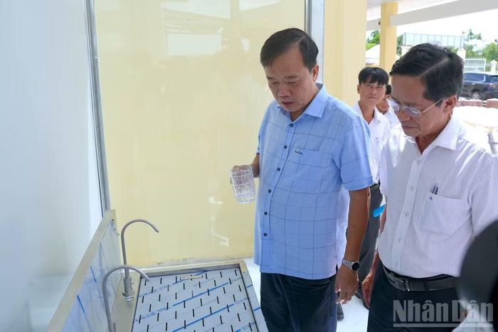 Thường trực Tỉnh ủy Cà Mau trực tiếp kiểm tra hệ thống lọc nước phục vụ học sinh tại trường học trước thềm năm học mới. (Ảnh: Hữu Tùng)